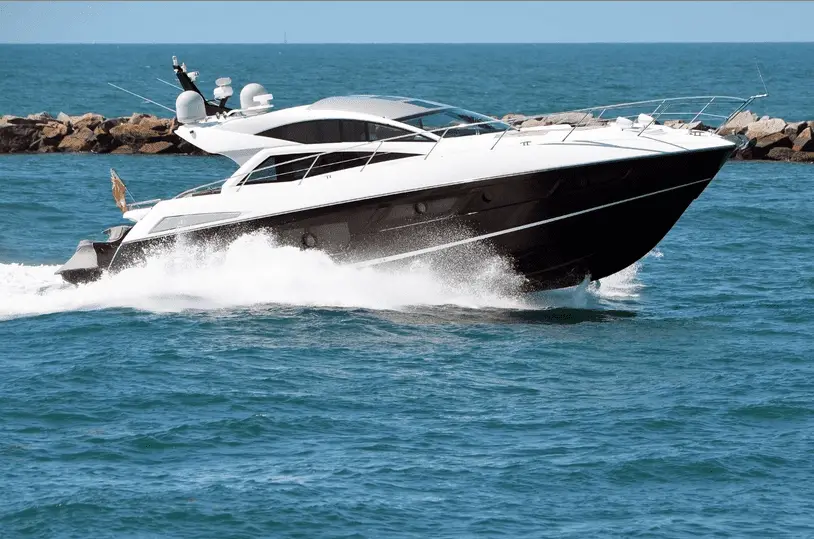 difference between yacht and cabin cruiser